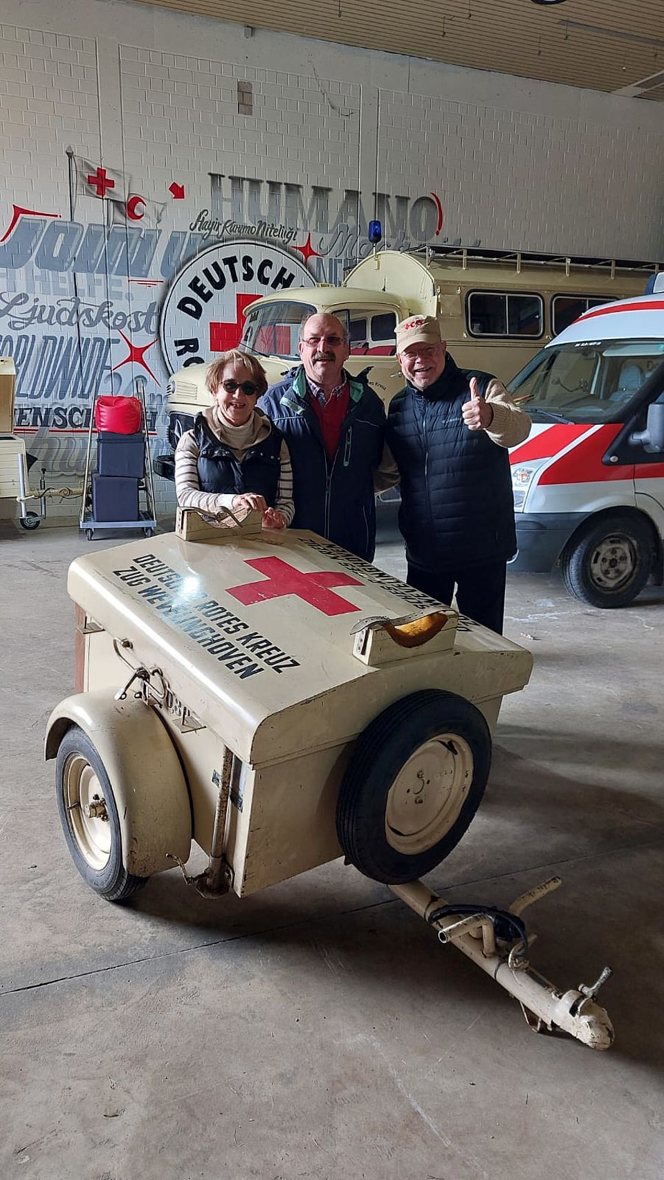 Übergabe des Anhängers vom OV-Wevelinghoven an DRK-Museum in Vogelsang.